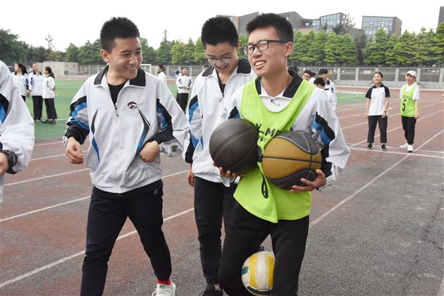 奋斗不止运动不息——记棠外初三趣味运动会