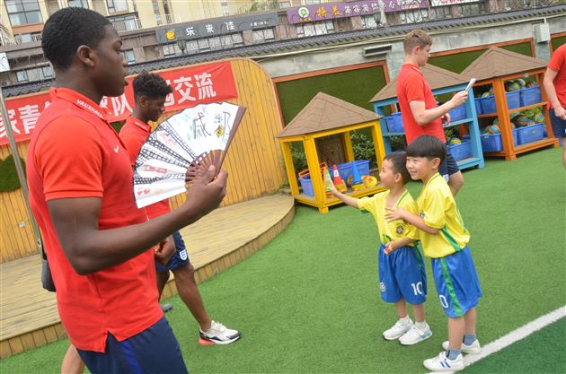 英格兰U19国家足球队到访棠外实验幼儿园