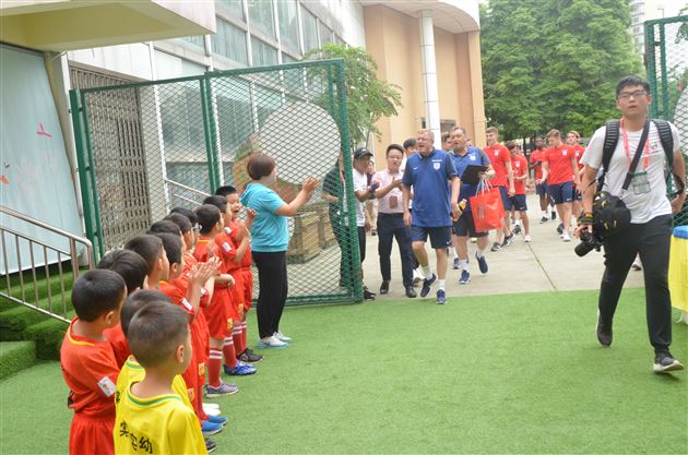 英格兰U19国家足球队到访棠外实验幼儿园