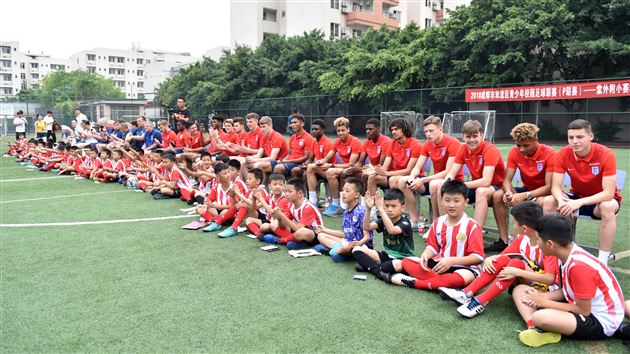 英格兰U19国家青年足球队到棠外交流访问