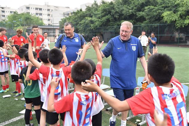 英格兰U19国家青年足球队到棠外交流访问