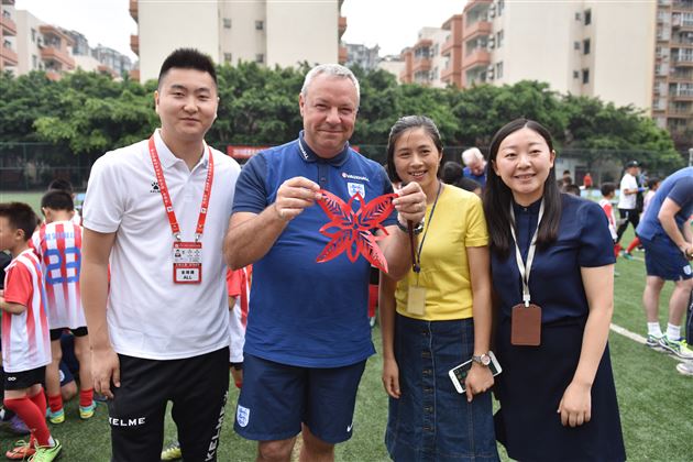 英格兰U19国家青年足球队到棠外交流访问