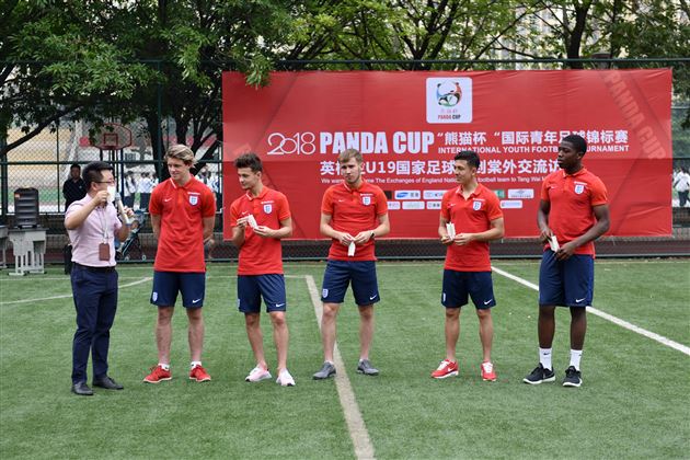 英格兰U19国家青年足球队到棠外交流访问