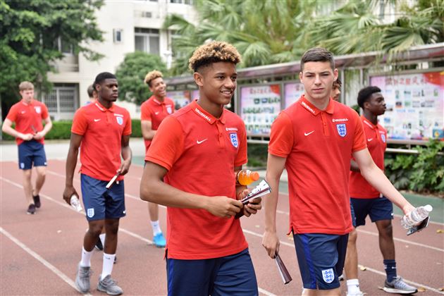 英格兰U19国家青年足球队到棠外交流访问