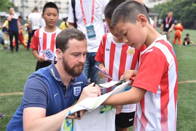 英格兰U19国家青年足球队到棠外交流访问