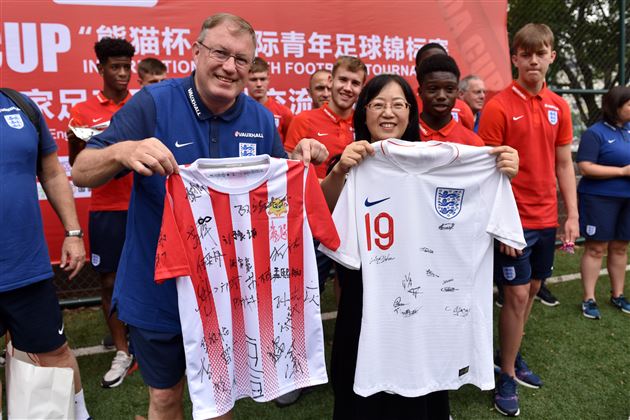 英格兰U19国家青年足球队到棠外交流访问