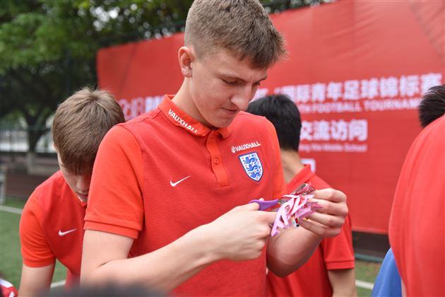 英格兰U19国家青年足球队到棠外交流访问
