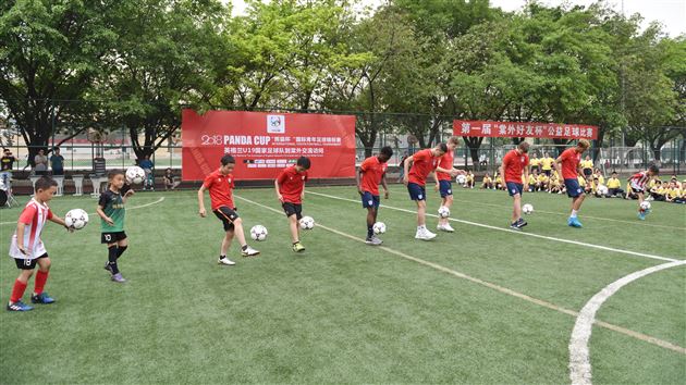 英格兰U19国家青年足球队到棠外交流访问