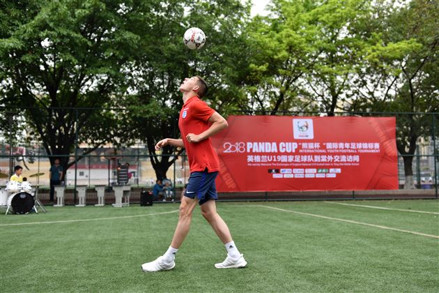 英格兰U19国家青年足球队到棠外交流访问