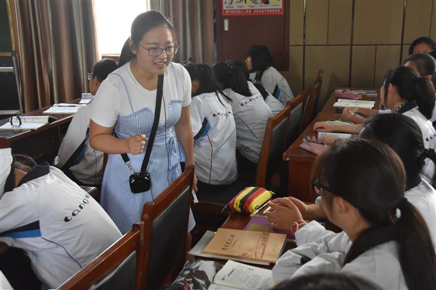 把握课堂教学领悟教学衔接——记棠外初高中政治组联合教研活动暨西华师范大学政治与行政学院交流活动