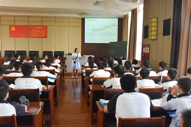 把握课堂教学领悟教学衔接——记棠外初高中政治组联合教研活动暨西华师范大学政治与行政学院交流活动