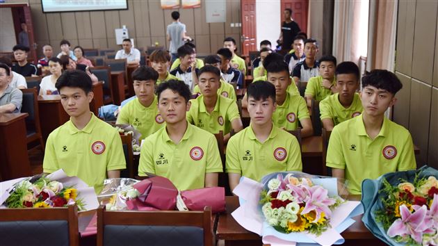 我校举行高中男子足球队高三队员毕业典礼