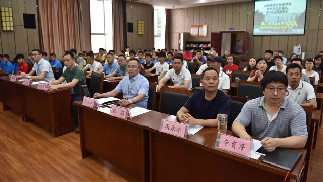 我校举行高中男子足球队高三队员毕业典礼