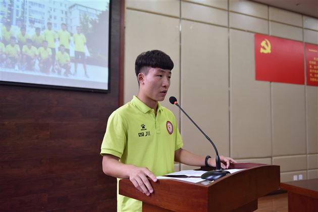 我校举行高中男子足球队高三队员毕业典礼