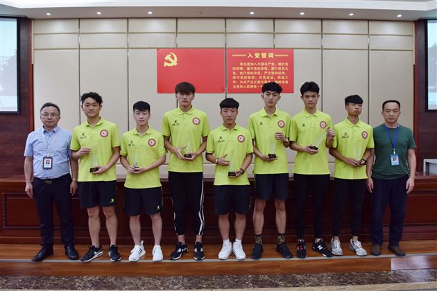 我校举行高中男子足球队高三队员毕业典礼