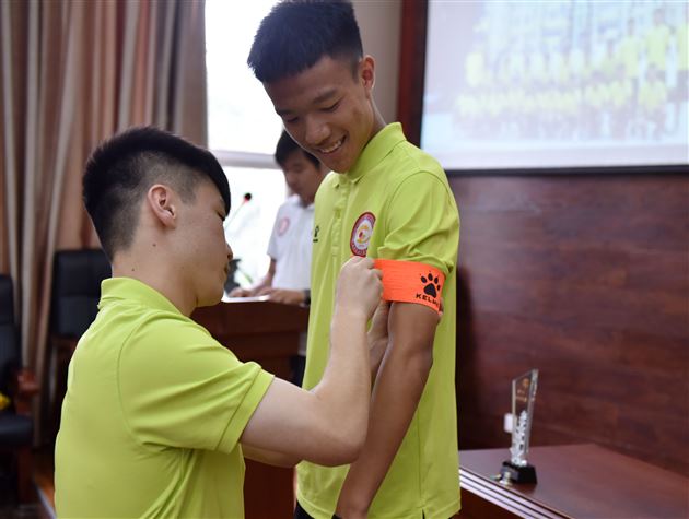 我校举行高中男子足球队高三队员毕业典礼