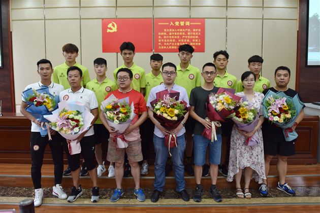 我校举行高中男子足球队高三队员毕业典礼