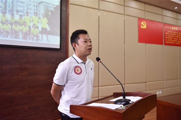 我校举行高中男子足球队高三队员毕业典礼