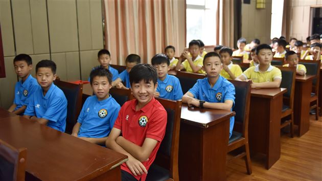 我校举行高中男子足球队高三队员毕业典礼