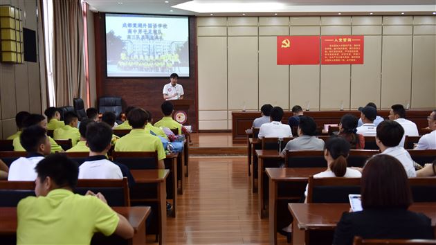 我校举行高中男子足球队高三队员毕业典礼