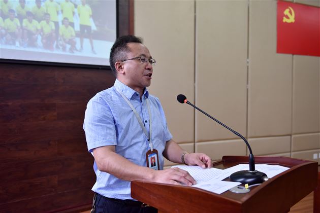 我校举行高中男子足球队高三队员毕业典礼