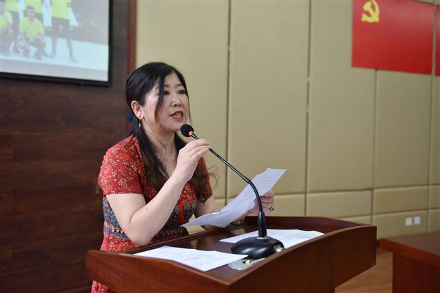 我校举行高中男子足球队高三队员毕业典礼