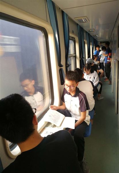 一路笙歌日月饯行——棠外高2018级学子顺利踏上北京研学之路