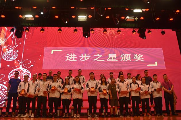 初试锋芒峥嵘岁月大书气概灿烂青春——高2016级举行高二5月月考表彰暨零诊动员大会