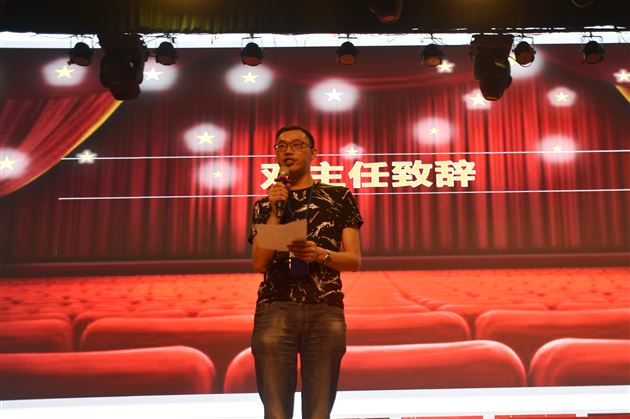 初试锋芒峥嵘岁月大书气概灿烂青春——高2016级举行高二5月月考表彰暨零诊动员大会