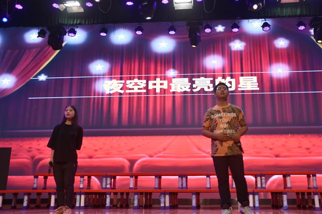 初试锋芒峥嵘岁月大书气概灿烂青春——高2016级举行高二5月月考表彰暨零诊动员大会