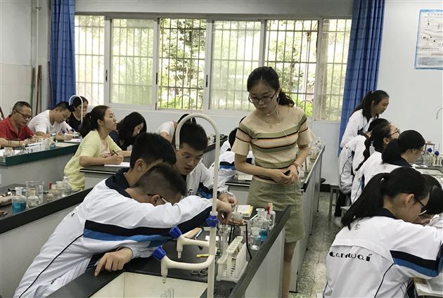 合作才能共赢和谐才能共进——记棠外初、高中化学联合教研暨“3 1”课例研讨活动