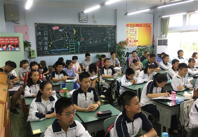 棠外青年教师峗柯伊为孙晓晖工作室学员上修身班会示范课