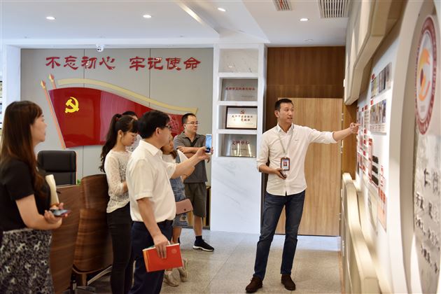 成都武侯区教育党建考察团莅临棠外参观交流党建工作