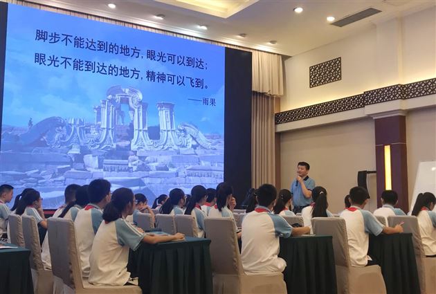 我校教师刘勇参加国家统编三科教材西部巡讲活动