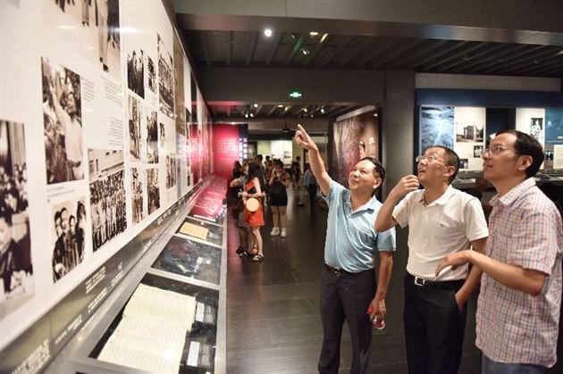 重温红色记忆不忘初心 肩扛党员使命立德树人——中共成都棠湖外国语学校第四党支部开展“以党建促工建带团建”活动