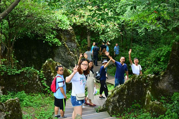 重温红色记忆不忘初心 肩扛党员使命立德树人——中共成都棠湖外国语学校第四党支部开展“以党建促工建带团建”活动