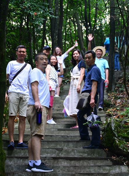 重温红色记忆不忘初心 肩扛党员使命立德树人——中共成都棠湖外国语学校第四党支部开展“以党建促工建带团建”活动