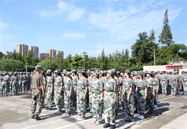 炼钢淬火，百折不挠，争当优秀训练标兵——记棠外高2018级新生军训