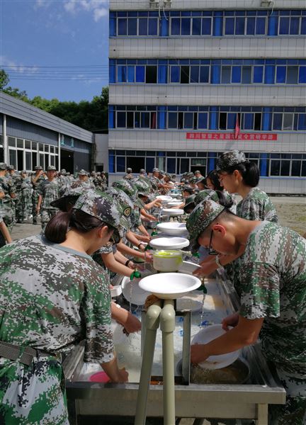 炼钢淬火，百折不挠，争当优秀训练标兵——记棠外高2018级新生军训