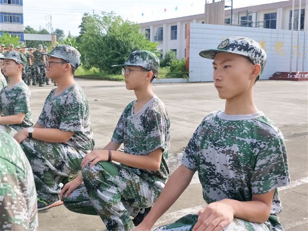 炼钢淬火，百折不挠，争当优秀训练标兵——记棠外高2018级新生军训