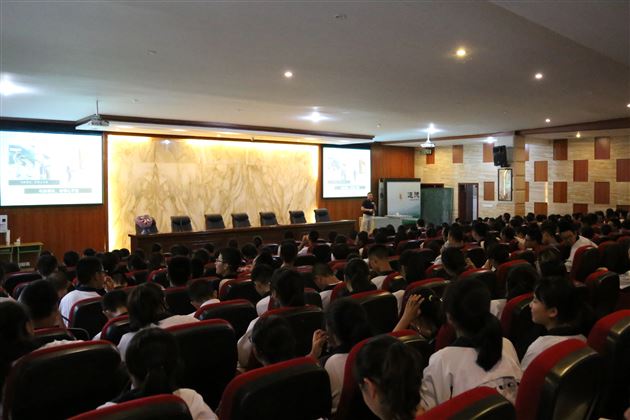 专家引路润物无声——棠外高2018级开展新生修身教育讲座