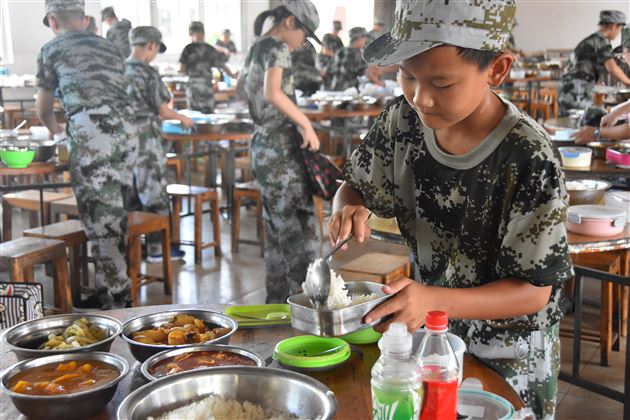 身着迷彩开启未来——棠外初2018级举行新生社会实践活动