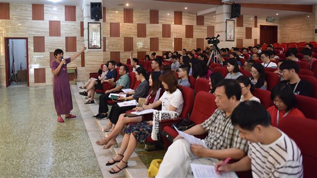 棠外高中部邀请成都市教育科学研究院王秉蓉所长为全体教师作师培讲座