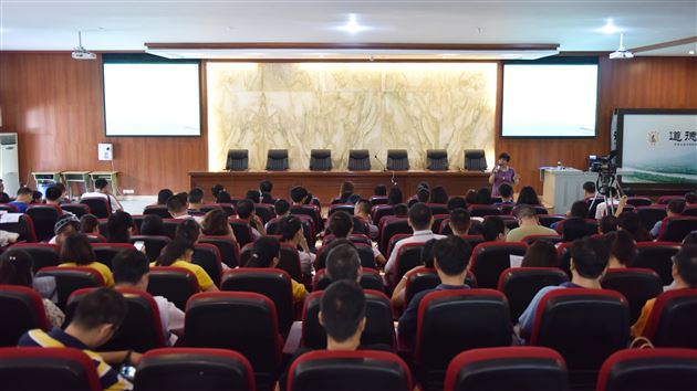 棠外高中部邀请成都市教育科学研究院王秉蓉所长为全体教师作师培讲座