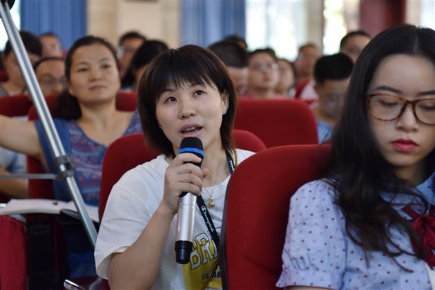 棠外高中部邀请成都市教育科学研究院王秉蓉所长为全体教师作师培讲座