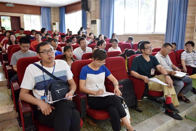 棠外高中部邀请成都市教育科学研究院王秉蓉所长为全体教师作师培讲座