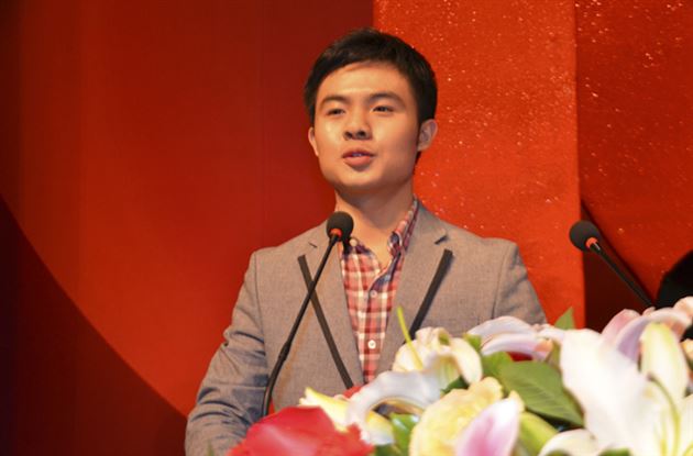 中国第二届影视节颁奖晚会现场——我校主持人刘鸿江