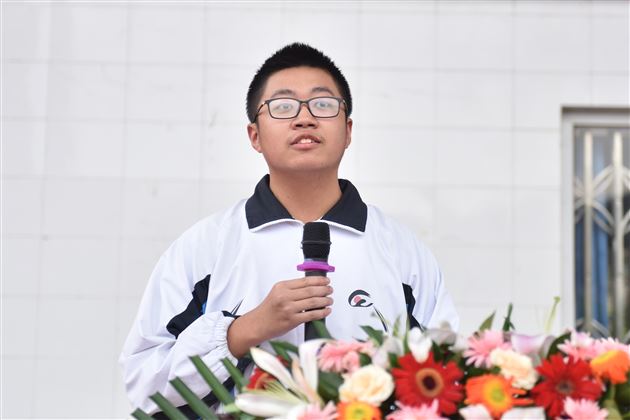 继往开来谋新局承上启下续辉煌——棠外高中部2018——2019学年度开学典礼暨教师节庆祝表彰大会