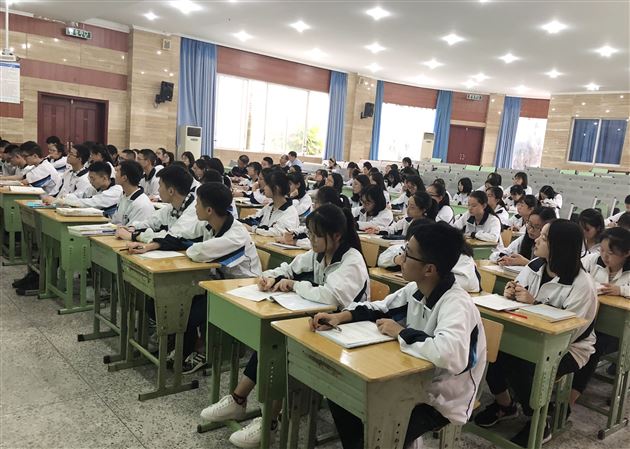 时政面对面专家进课堂高考冲冲冲——我校高中政治教研组举行研讨活动