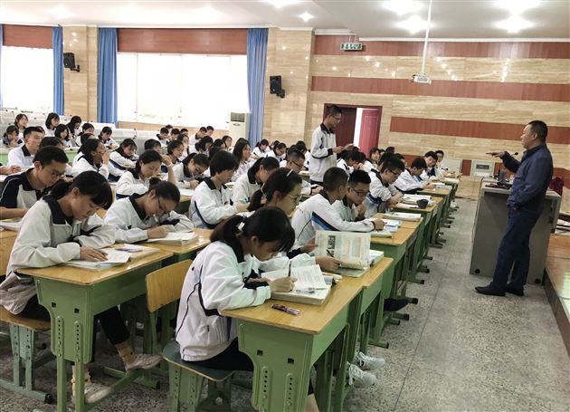 时政面对面专家进课堂高考冲冲冲——我校高中政治教研组举行研讨活动